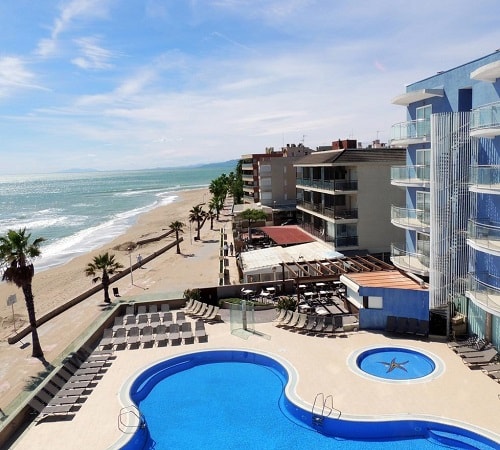 Hotel Augustus con zona de piscina y vistas al mar y a la Costa Dorada.
