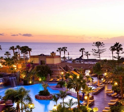 Piscinas con distintos niveles y cascadas de agua en la zona de terrazas del hotel con vistas al mar Europe Villa Cortes GL en Tenerife