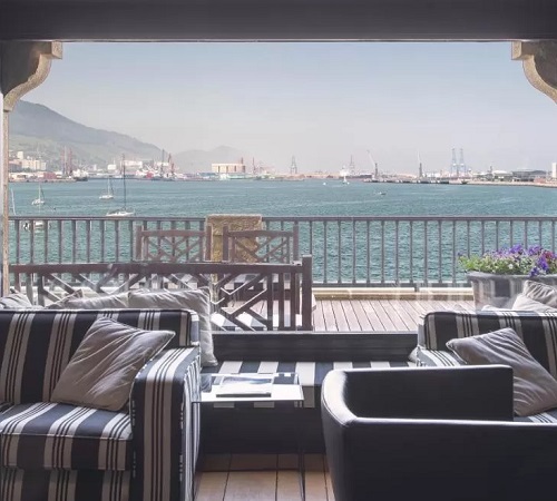 Foto de la bahía de Vizcaya desde la terraza con suelo de madera del hotel Ercilla Embarcadero