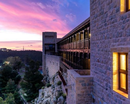 Foto desde el exterior de la fachada del castillo del siglo XVIII sobre el cerro de Santa Catalina en el Parador de Jaén.
