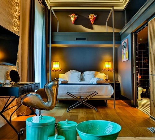 Foto de la suite con suelo de madera y estilo moderno con una pantalla plana en la pared, muebles modernos.