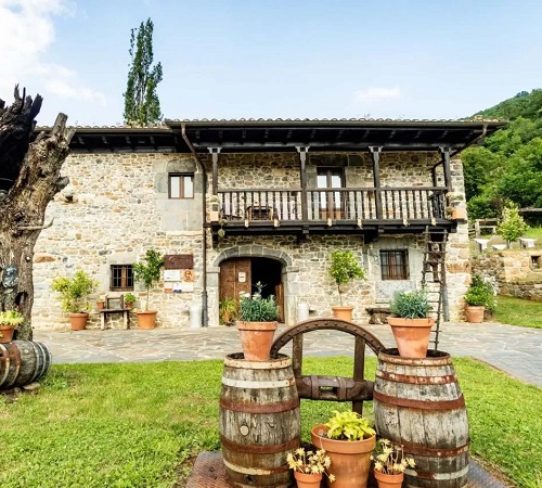 Esterior del hotel Casona de El Castañíu situado en plena naturaleza en Asturias y rodeado de montañas.