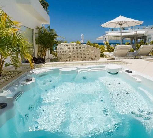 Foto del jacuzzi en la terraza de la suite del Lani's Suites de Luxe - Adults Only