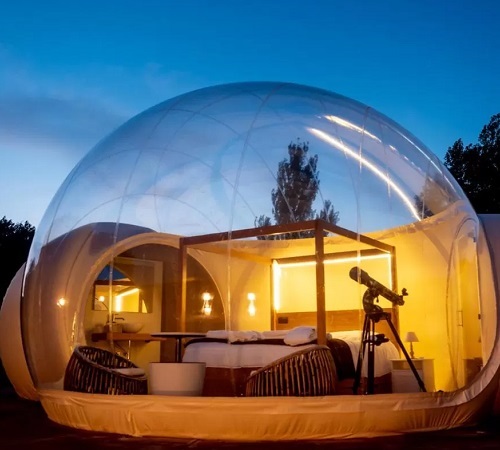 Foto de la cama dentro de la burbuja transparente en el exterior del Hotel Finca Las Beatas
