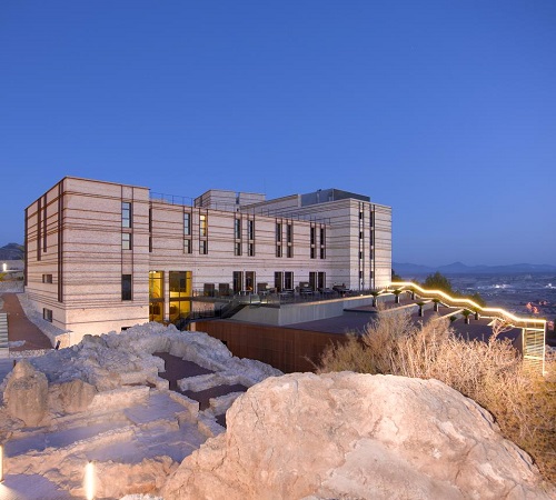 Foto del Parador de Lorca visto desde el exterior donde vemos que tiene forma de Castillo y se encuentra en un yacimiento con ruinas del siglo X
