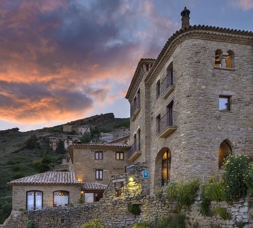 Vista del exterior y las montañas que rodean el hotel Heredad Beragu Hotel con vistas al río y solo para adultos.