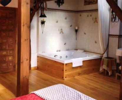 Foto de la Suite con bañera de hidromasaje cerca de la cama.