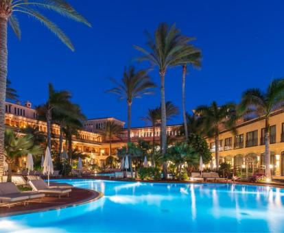 Foto de la piscina al aire libre disponible todo el año de este hotel.