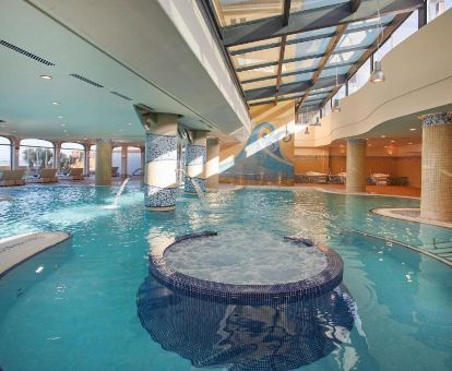 Centro de bienestar con amplia piscina cubierta de hidroterapia de este hotel romántico.