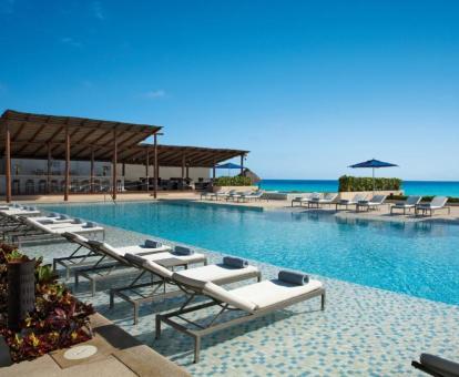 Foto de la piscina al aire libre de este precioso hotel solo para adultos.