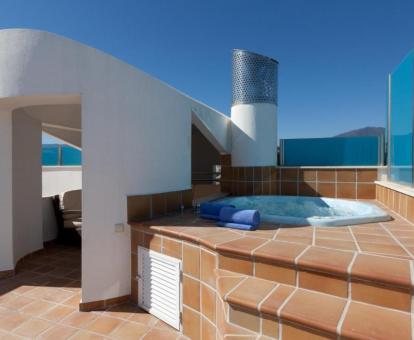 Terraza con bañera de hidromasaje privada al aire libre del ático dúplex.