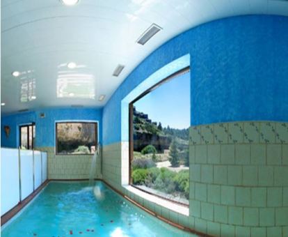 Foto de la piscina cubierta disponible todo el año del spa.