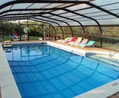 Piscina exterior con vistas a la naturaleza en este coqueto hotel solo para adultos.