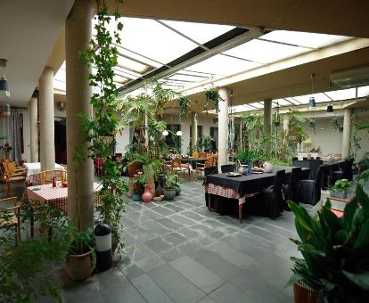 Acogedor patio interior con zonas comunes de este hotel rural.