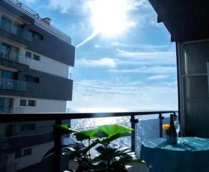 Foto de las instalaciones de este hotel con vistas al mar.
