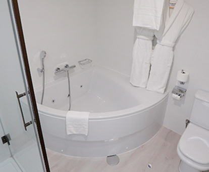 Foto de la bañera de hidromasaje que se encuentra en una de las habitaciones del Sercotel Alfonso XIII