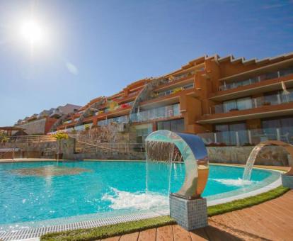 Foto de la piscina al aire libre disponible todo el año de este hotel.
