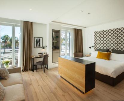 Foto de las instalaciones de este hotel con vistas al mar.