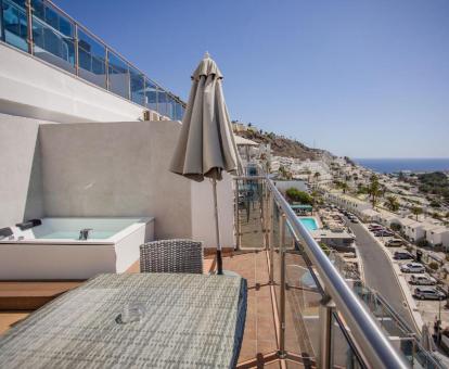Terraza con bañera de hidromasaje privada al aire libre de la suite junior superior del hotel.