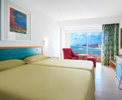 Foto de una de las habitaciones con vistas al mar de este precioso hotel.