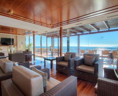 Espacio de uso compartido con grandes ventanales y vistas al mar de este fabuloso hotel.
