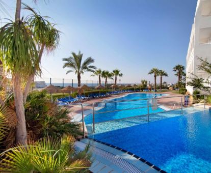 Foto de las piscinas al aire libre del hotel.