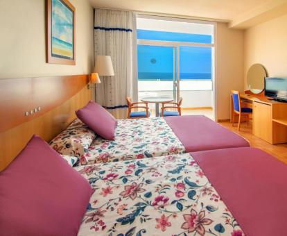 Foto de las instalaciones de este hotel con vistas al mar.