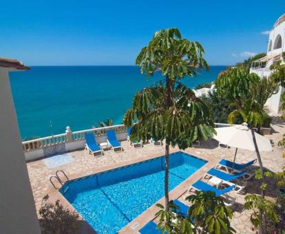 Foto de la piscina al aire libre disponible todo el año del hotel.