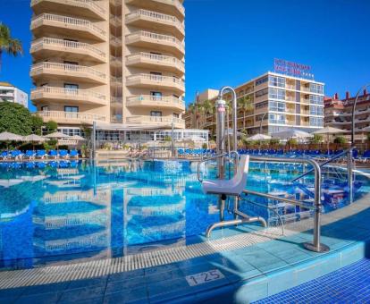 Foto de la piscina al aire libre disponible todo el año de este hotel.