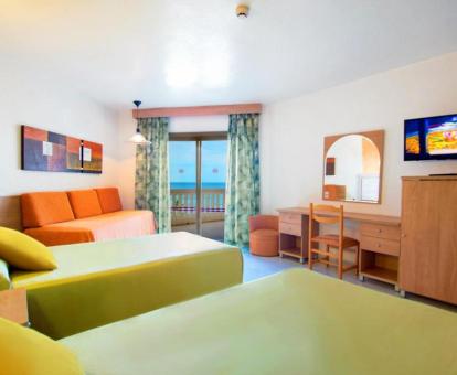 Foto de las instalaciones de este hotel con vistas al mar.