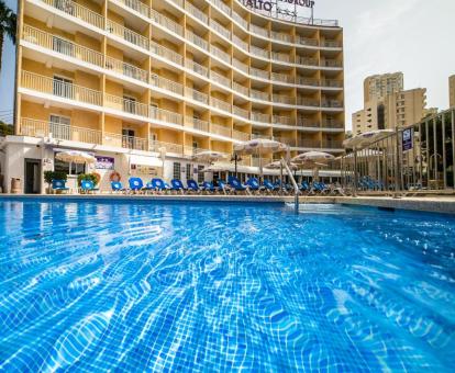 Foto de la piscina al aire libre disponible todo el año del hotel.