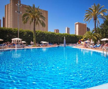 Foto de la piscina al aire libre disponible todo el año del hotel.