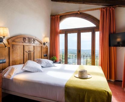Una de las luminosas habitaciones con balcón y espectaculares vistas de este hotel solo para adultos.
