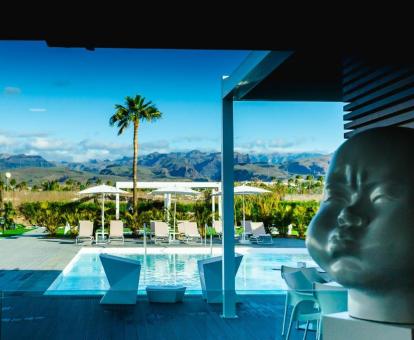 Foto de la preciosa piscina al aire libre disponible todo el año de este hotel.