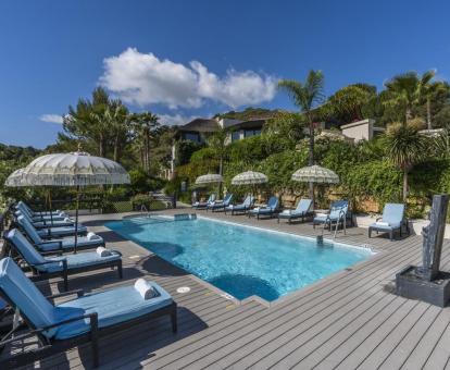 Foto de la piscina al aire libre de este maravilloso hotel rodeado de naturaleza.