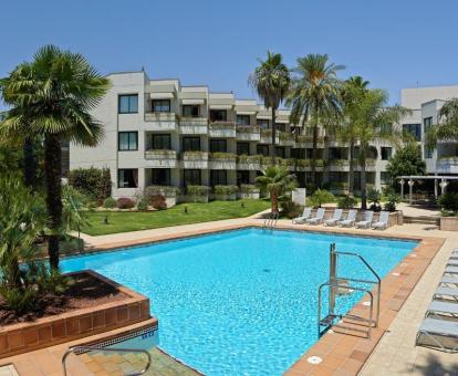 Foto de la piscina al aire libre disponible todo el año del hotel.