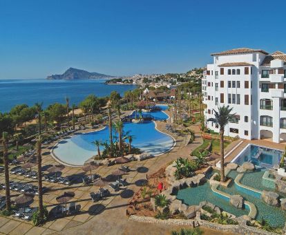 Hotel con amplias zonas exteriores y piscina al aire libre en primera línea de playa.