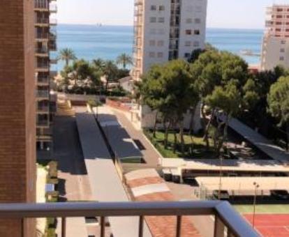 Foto de las instalaciones de este hotel con vistas al mar.