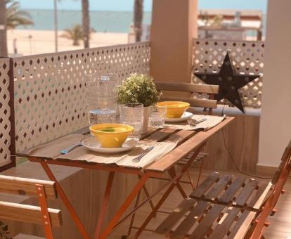 Foto de la terraza amueblada con vistas al mar de este apartamento.
