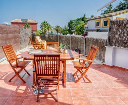 Foto de la amplia terraza con mobiliario exterior de este apartamento con vistas al mar.