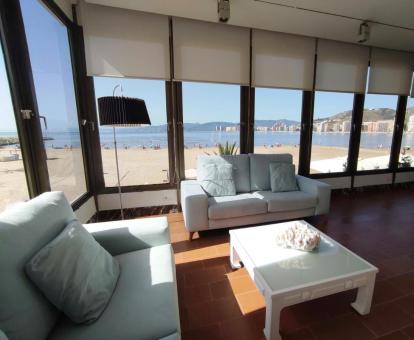 Foto de las instalaciones de este hotel con vistas al mar.