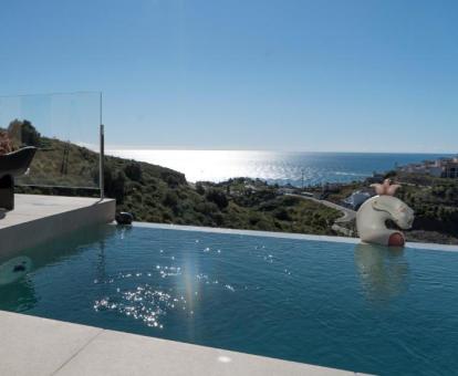 Foto de la piscina al aire libre disponible todo el año de este acogedor alojamiento.