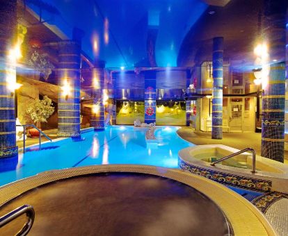 Acogedor espacio de bienestar con piscina de hidroterapia de este romántico hotel.