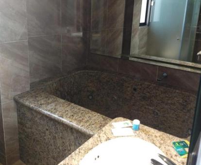 Foto de la bañera de hidromasaje privada de una de las habitaciones del hotel.