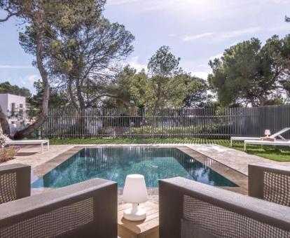 Foto del jardín y la piscina privada de la Suite Garden Pool del hotel.
