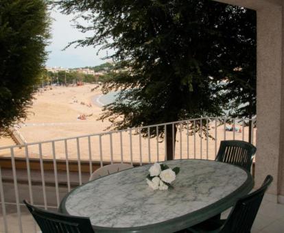 Foto de las instalaciones de este hotel con vistas al mar.