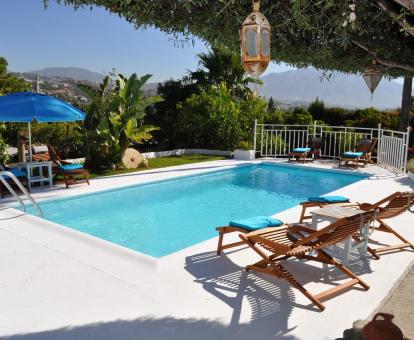 Foto de la piscina al aire libre del hotel con soltaium.