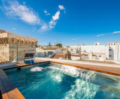 Foto de la piscina al aire libre de este coqueto hotel.