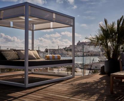 Foto de la terraza al aire libre en la azotea del hotel con hermosas vistas a los alrededores.