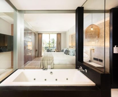 Una de las elegantes habitaciones dobles con bañera de hidromasaje privada de este romántico hotel.